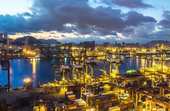 青島港海運物流不僅是中國海運物流的重要節(jié)點，更是連接世界的橋梁