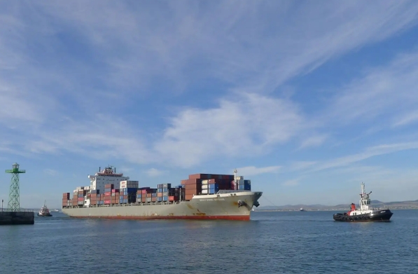 深圳港口作為中國非常繁忙的港口之一，其貨代業務也得到了蓬勃發展