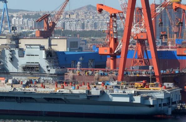 國際貨運在全球化時代發揮著重要作用，其發展面臨諸多挑戰與機遇